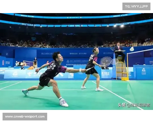 全运会混双决赛颁奖仪式：“雅思”组合首尝金牌滋味，向球迷挥手